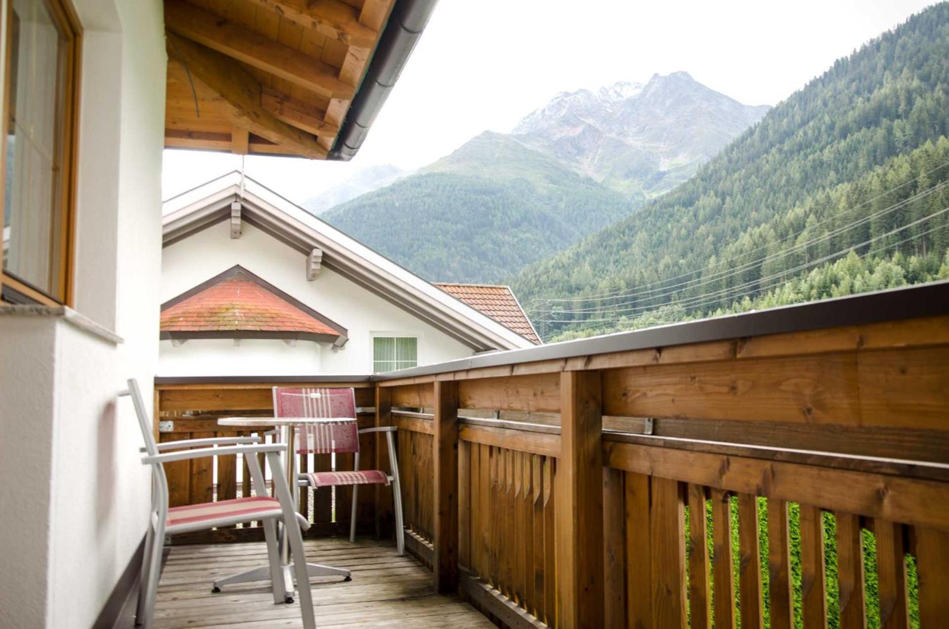 Haus Alpin Apartments Pettneu am Arlberg Exteriör bild